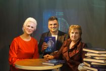 Андрей Скоробогатов с авторами книги