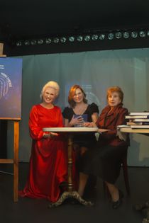Мария Краснопеева с авторами книги