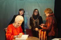 Валентина Прем Воланс и Ольга Захарова с авторами книги