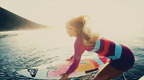 Девушка катается на серфинге